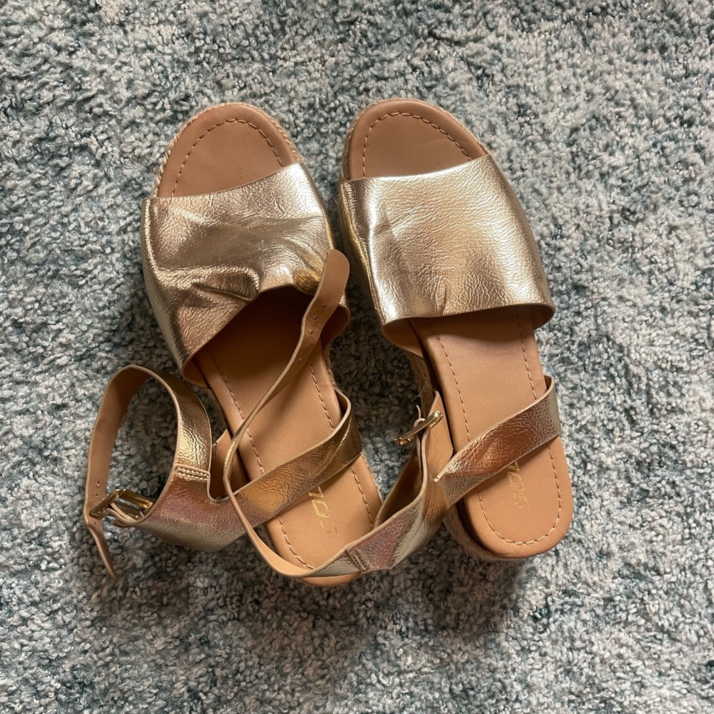 Soda Metallic Gold Women's Sandals Perfect used condition.